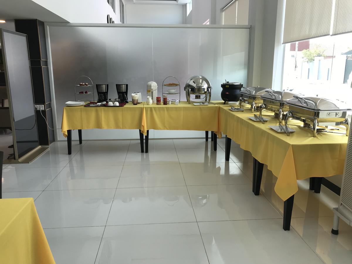 Apple Hotel Two - Near Phnom Penh Airport Bagian luar foto