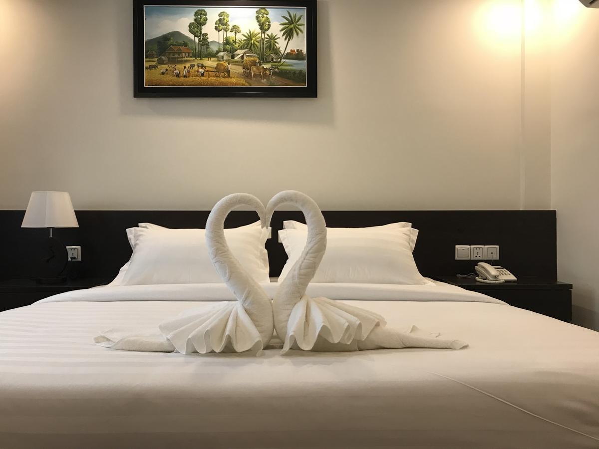 Apple Hotel Two - Near Phnom Penh Airport Bagian luar foto