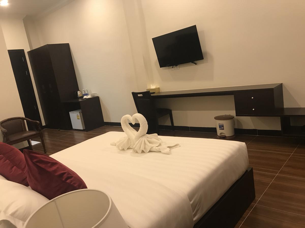 Apple Hotel Two - Near Phnom Penh Airport Bagian luar foto